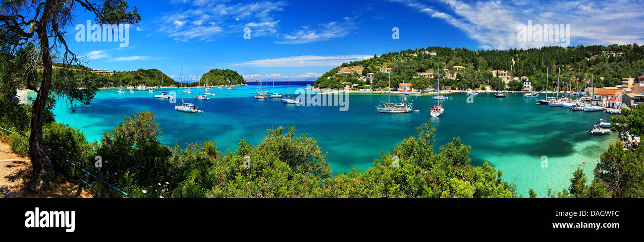 Panoramablick (4 Fotos "genäht") Lakka Bay und Dorf, Insel Paxos, Ionische Meer, Nordteil ("sieben Inseln"), Griechenland. Stockfoto