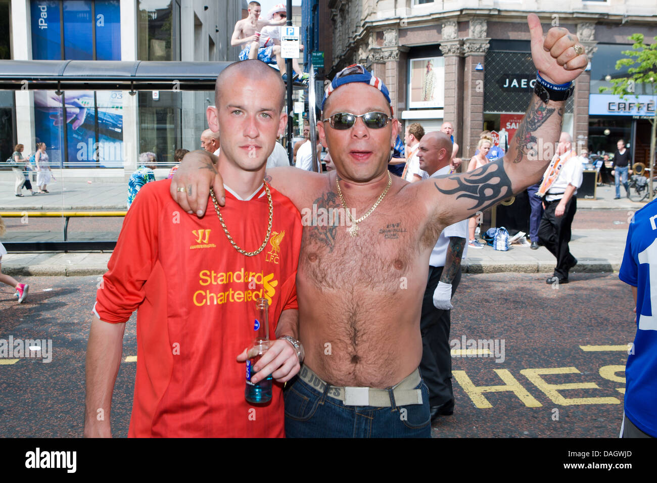 12. Juli 2013 Belfast, UK zwei Männer am 12. Juli Feier. Man zeigt verschiedene UVF Tätowierungen, man trägt Union Baseball-cap Stockfoto