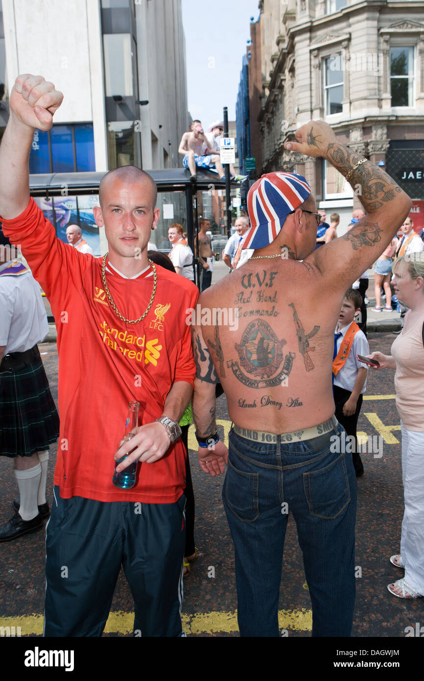 12. Juli 2013 Belfast, UK. Zwei Männer auf dem zwölften Juli Feier, Belfast. Man zeigt verschiedene UVF Tätowierungen Stockfoto