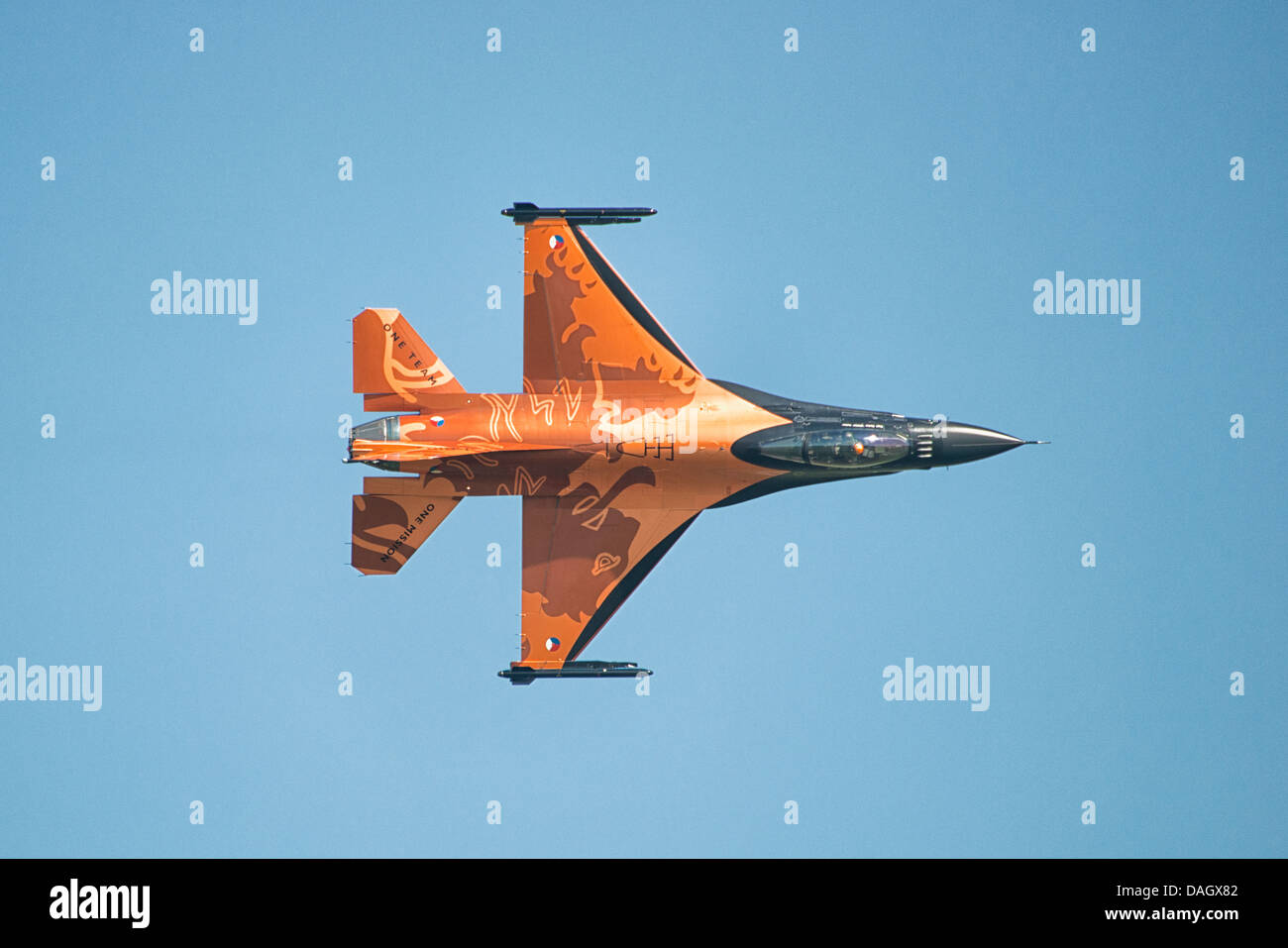 Lockheed Martin F-16 Kampfjet von der Royal Netherlands Air Force Demo Team fliegt auf der Luftfahrtausstellung Waddington Stockfoto