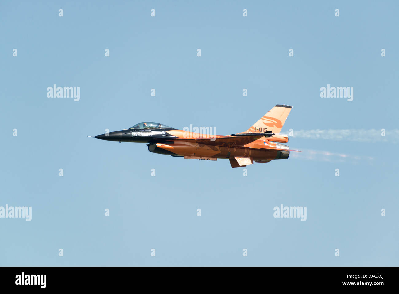 Lockheed Martin F-16 Kampfjet von der Royal Netherlands Air Force Demo Team fliegt auf der Luftfahrtausstellung Waddington Stockfoto