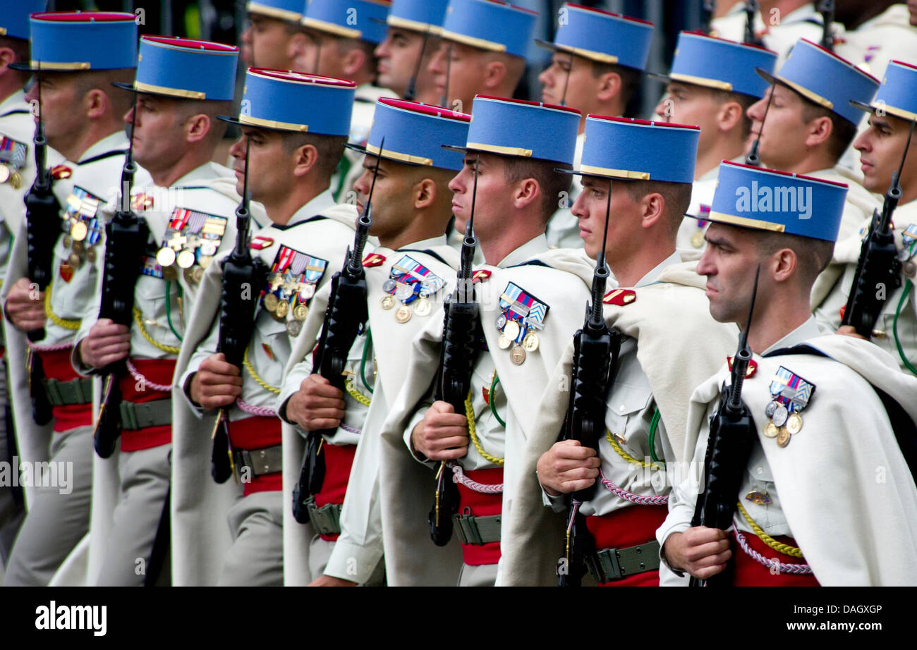 Frankreichs Spahis Regiment Soldaten marschieren auf der Avenue des Champs-Élysées während Nationalfeiertag 13. Juli 2013 in Paris, Frankreich. Der Tag erinnert an der Erstürmung der Bastille 13. Juli 1789, die die französische Revolution vorausging. Stockfoto