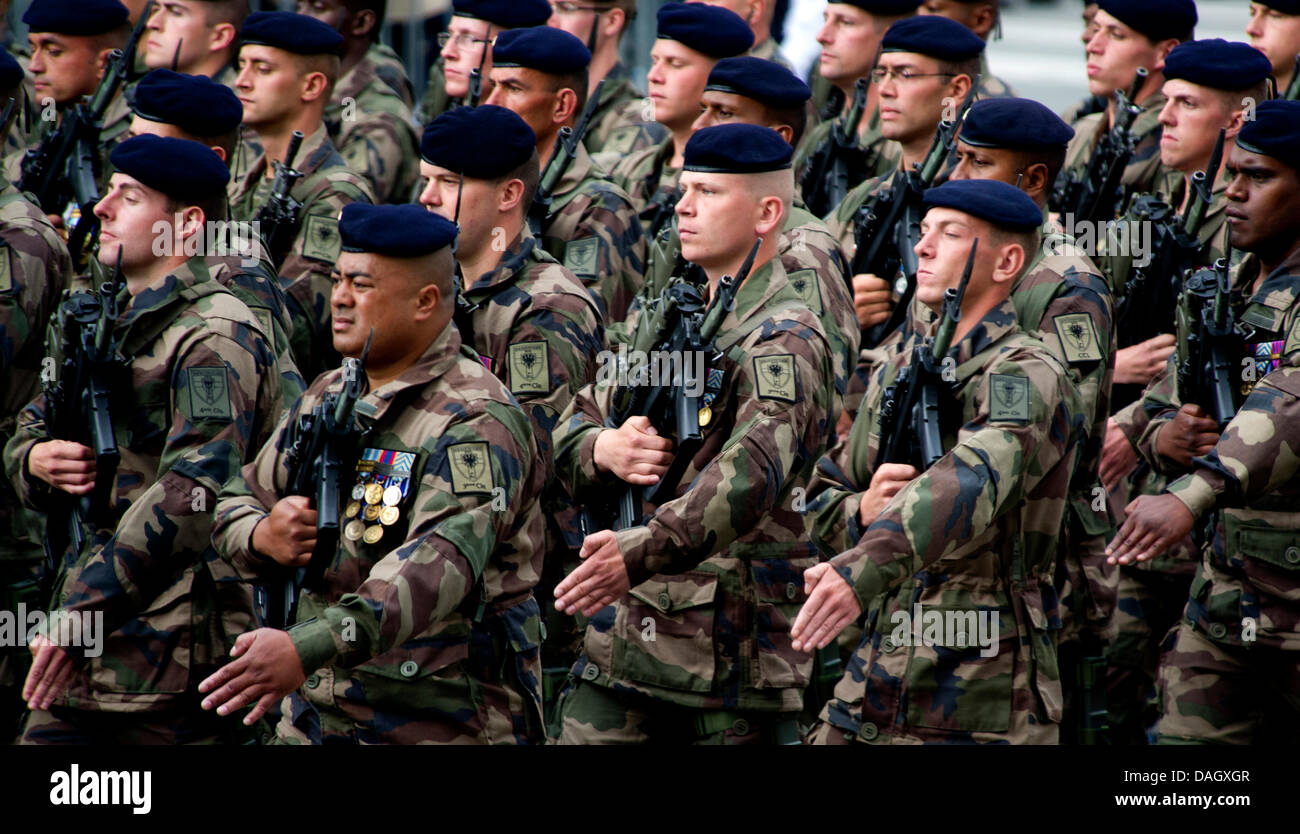 Soldaten aus Frankreichs erste Infanterie-Regiment marschieren auf der Avenue des Champs-Élysées während Nationalfeiertag 13. Juli 2013 in Paris, Frankreich. Der Tag erinnert an der Erstürmung der Bastille 13. Juli 1789, die die französische Revolution vorausging. Stockfoto