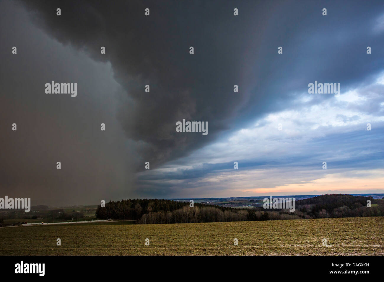 dramatische Sturmfront mit Starkregen über Fluss Tal, Deutschland, Bayern, Isental verfolgen Stockfoto