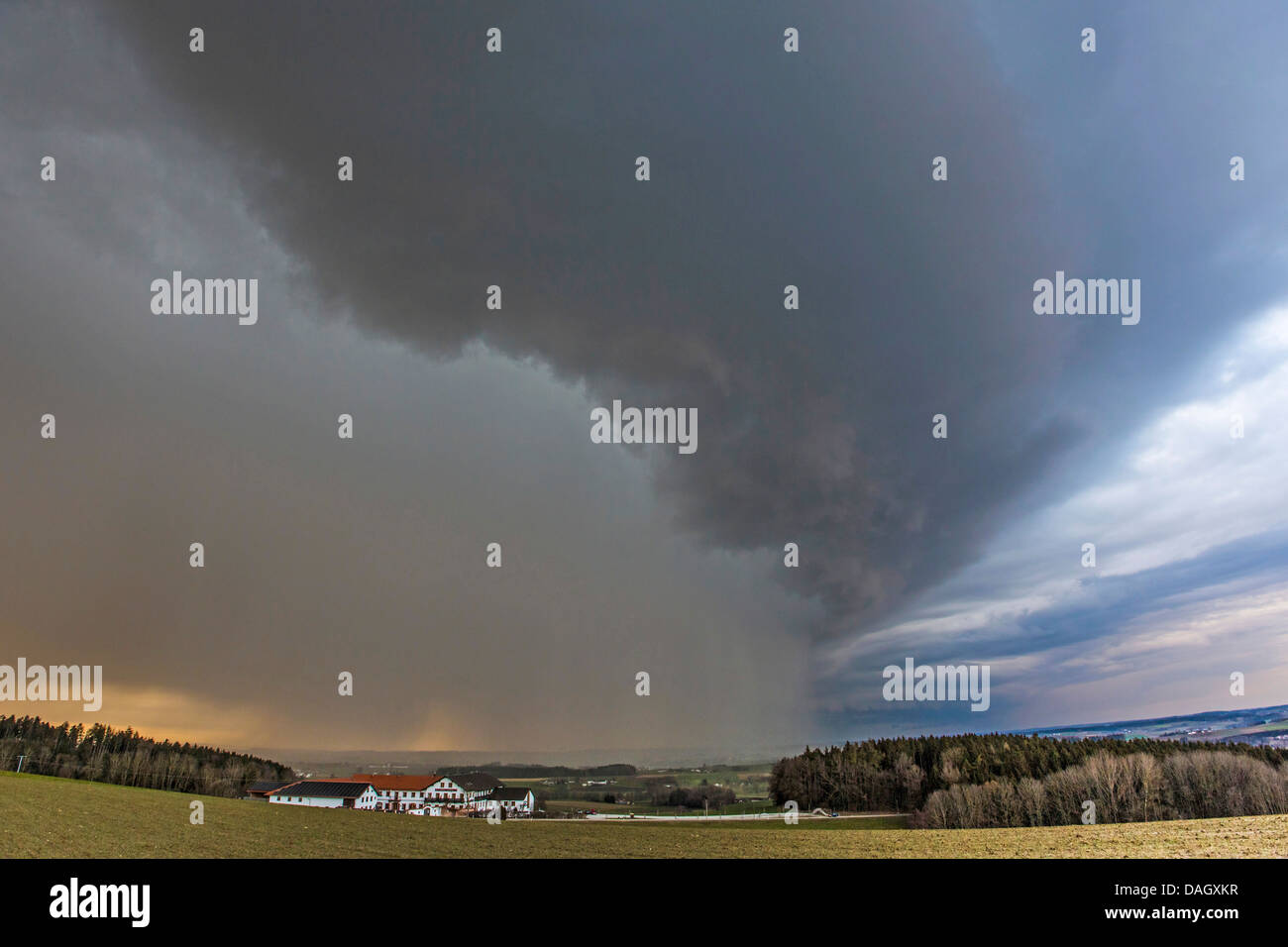 dramatische Sturmfront mit Starkregen über Fluss Tal, Deutschland, Bayern, Isental verfolgen Stockfoto
