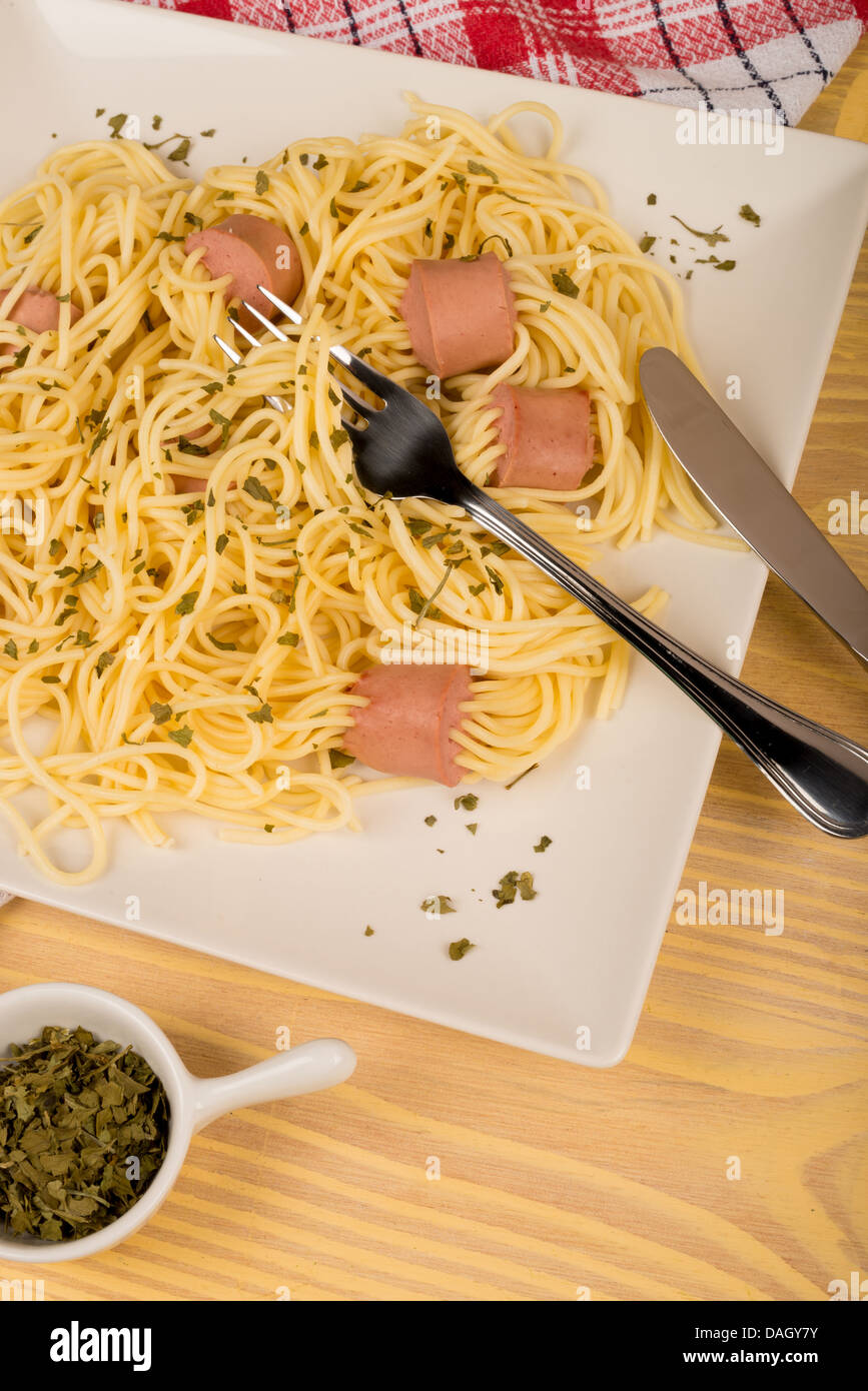 Pasta für Kids mit Spaghetti piercing Stücke Wurst Stockfoto