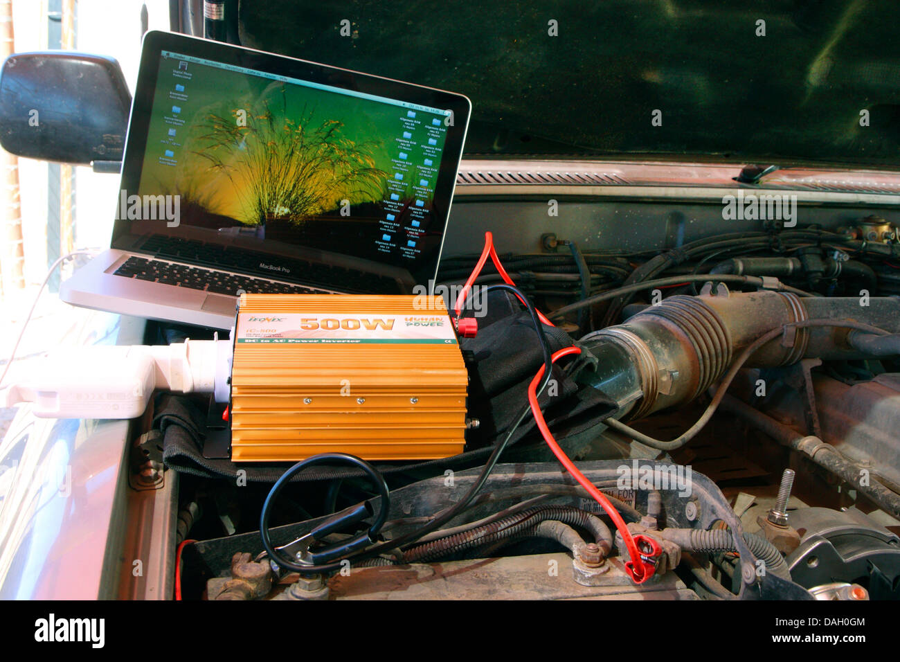 Laden einen Laptop an eine Autobatterie in der Kalahari-Wüste, Südafrika  Stockfotografie - Alamy