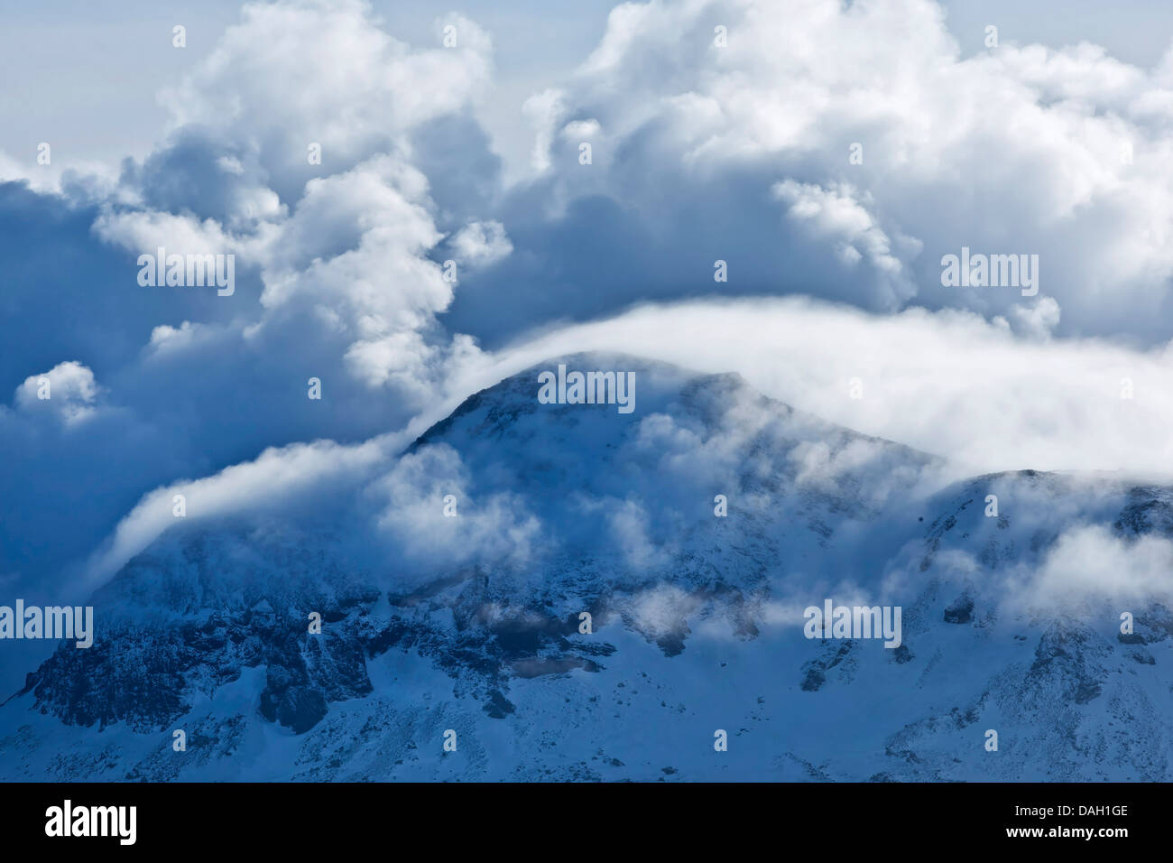 Berggipfel in Wolken, Island, Hveragerdi Stockfoto