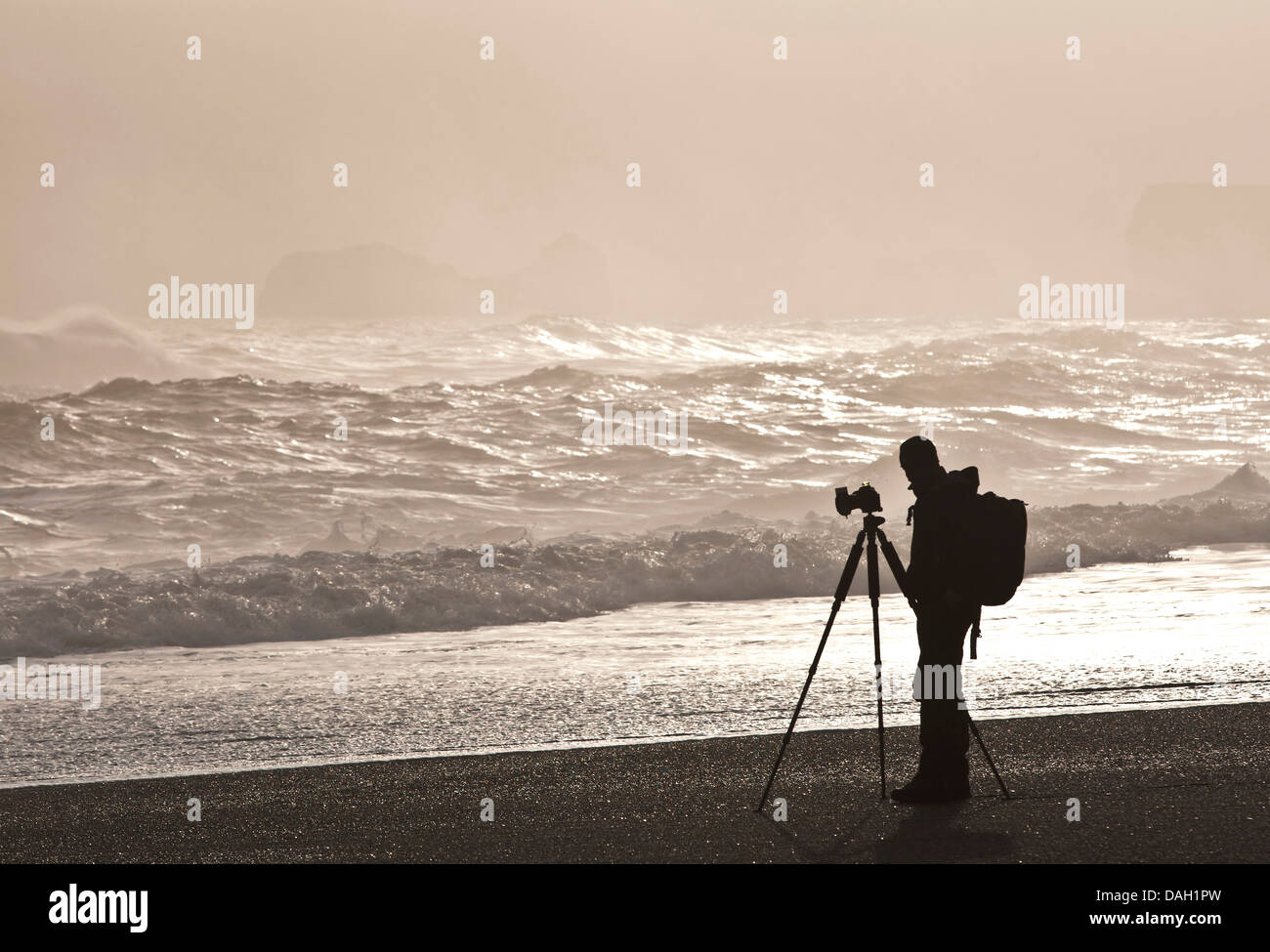 Natur-Fotograf Fotografieren am Ufer, Island Stockfoto