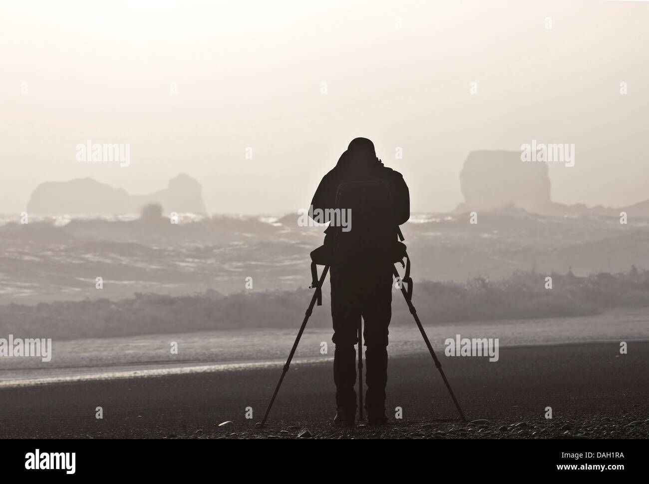 Natur-Fotograf Fotografieren am Ufer, Island Stockfoto