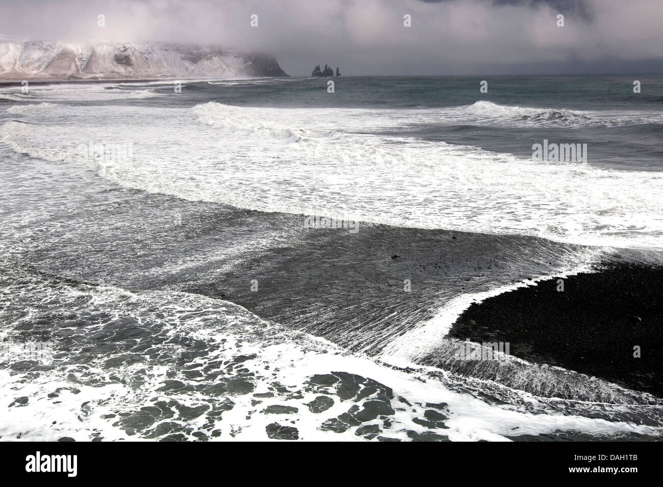 Costal Landschaft, Reynisdrangar kostalen Felsen im Hintergrund, Island, Dyrhólaey Stockfoto