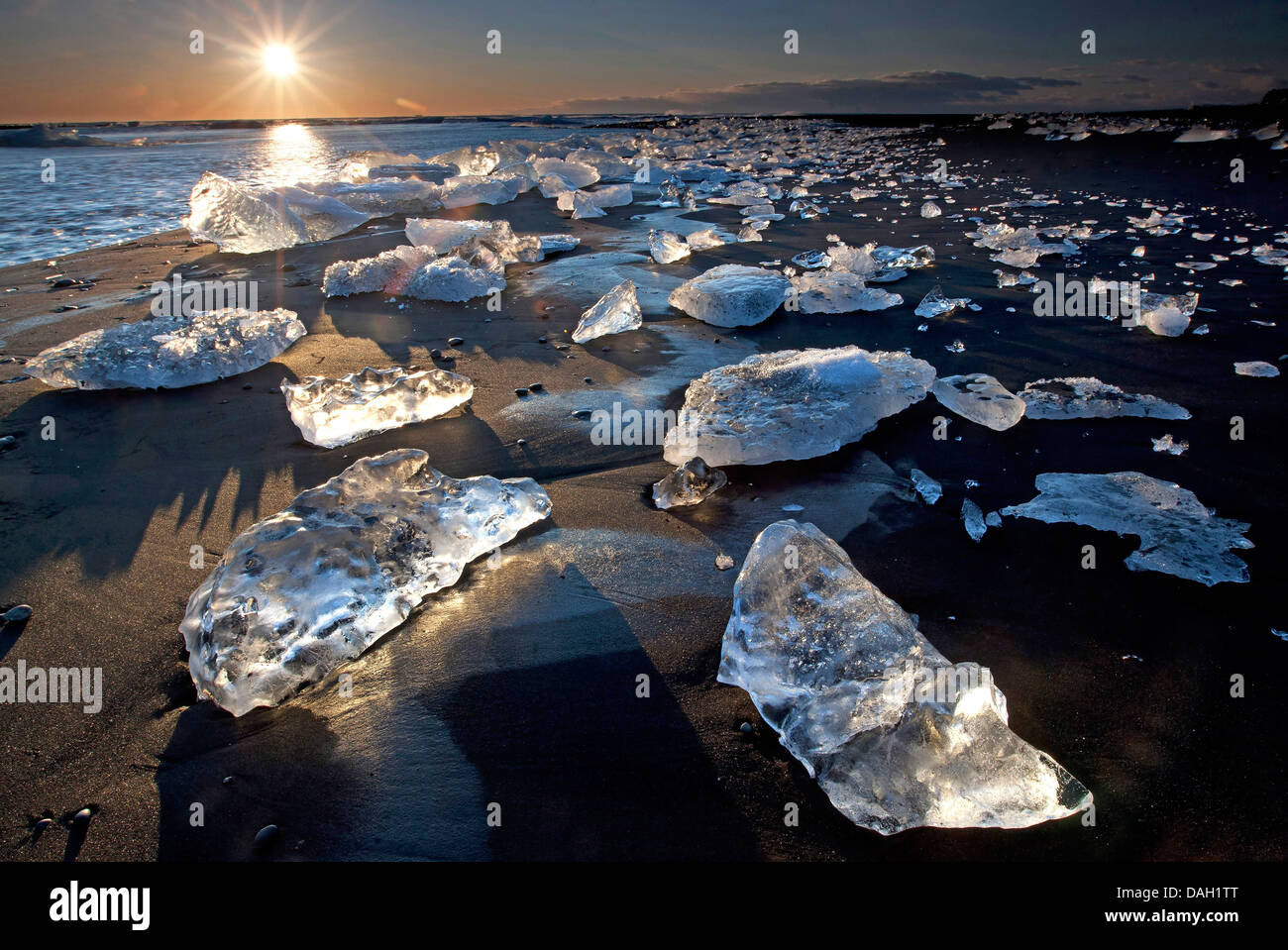 Eis an der Küste in der Nähe von Joekulsarlon Gletschersee, Island Stockfoto