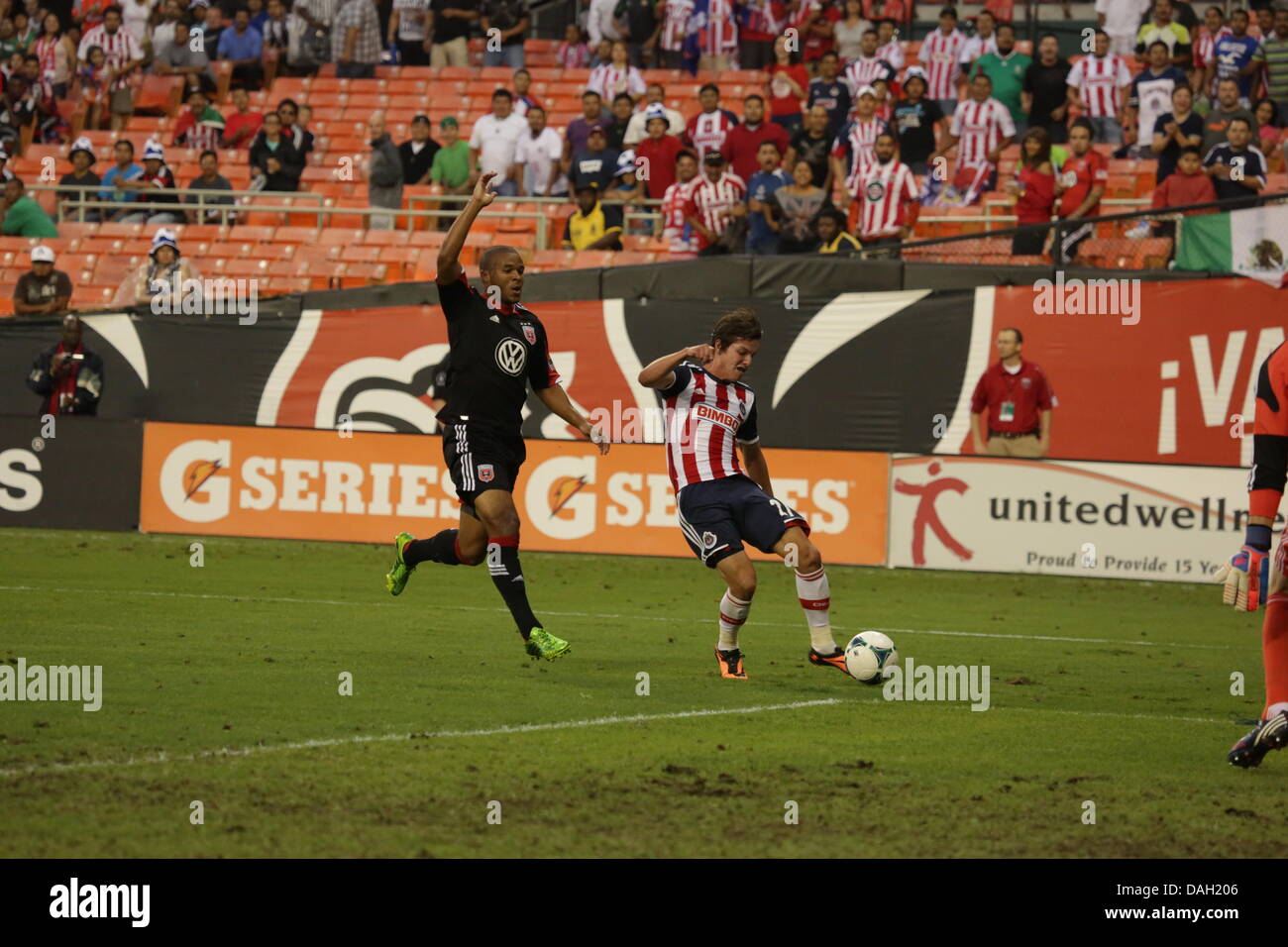 Washington DC, USA. 12. Juli 2013. Washington DC RFK Stadium Freundschaftsspiel zwischen der D.C. United und die Chivas Guadalajara. Chivas Guadalajara forward Antonio Salazar (21) nennt als abseits. Stockfoto