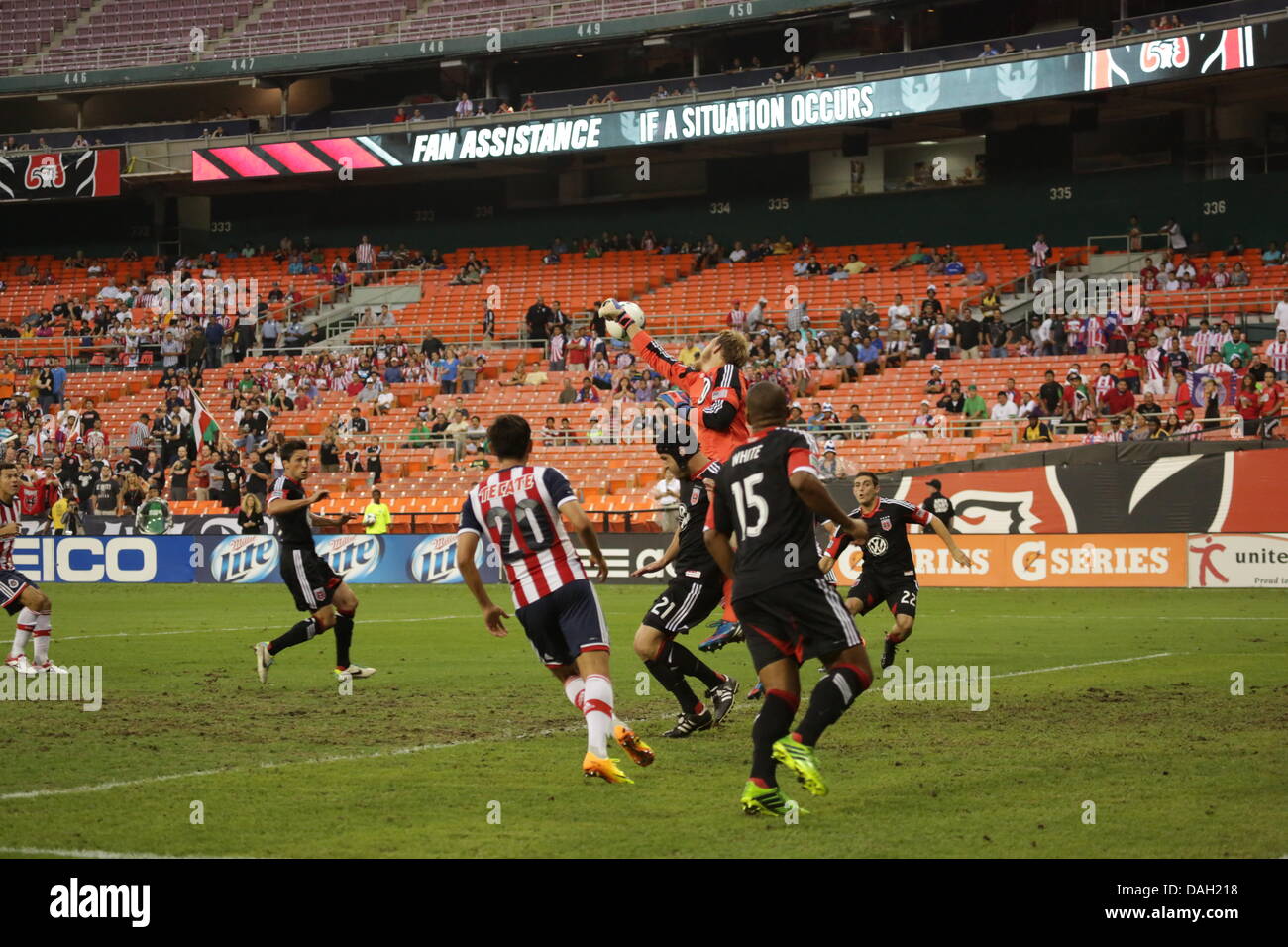 Washington DC, USA. 12. Juli 2013. Washington DC RFK Stadium Freundschaftsspiel zwischen der D.C. United und die Chivas Guadalajara. DC United Torwart (31) Joe Willis schlägt den Ball aus der Ziel-Box. Stockfoto