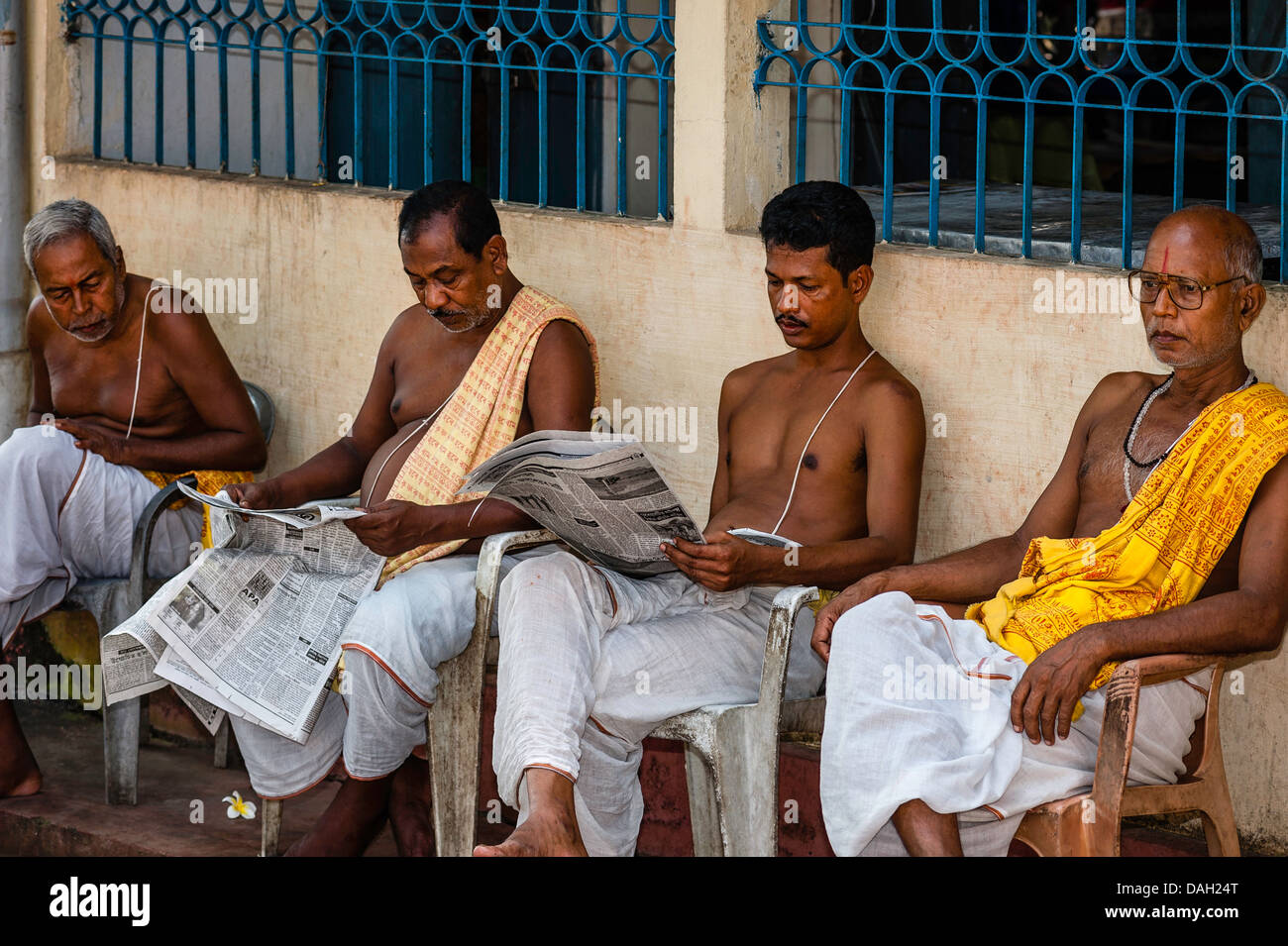 Brahmin Priester machen Sie eine Pause von religiösen Aufgaben bei der Kamakhya Tempel, Guwahati, Assam, Indien. Stockfoto