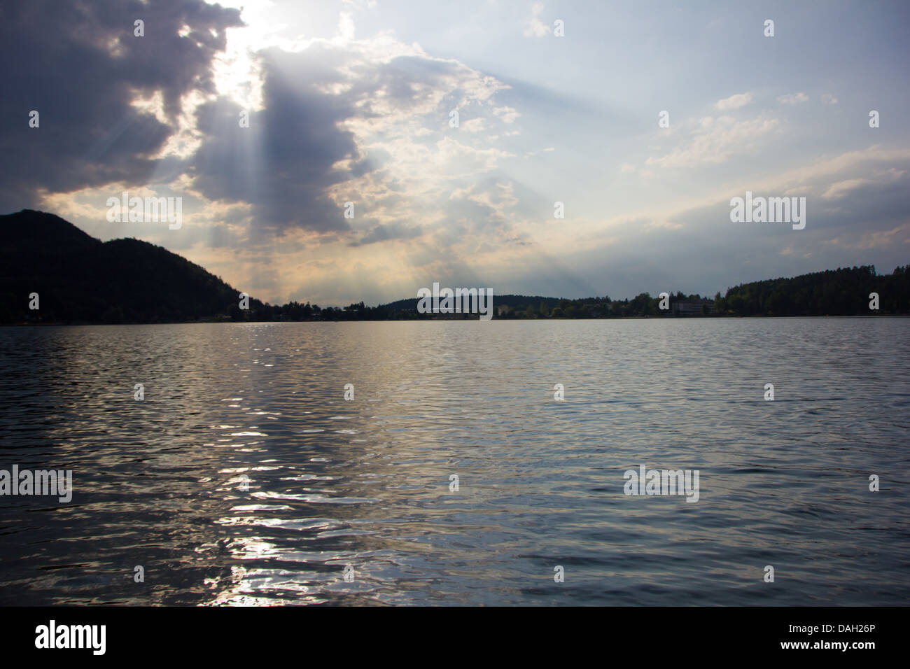 Schöne Aussicht auf den See mit dramatischen skyline Stockfoto