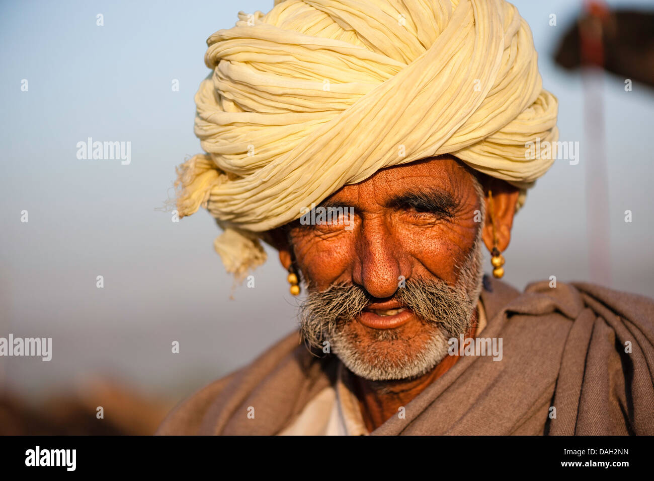 Rajput Mann tauscht Kamele in Pushkar beim jährlichen Festival, Rajasthan, Indien. Stockfoto