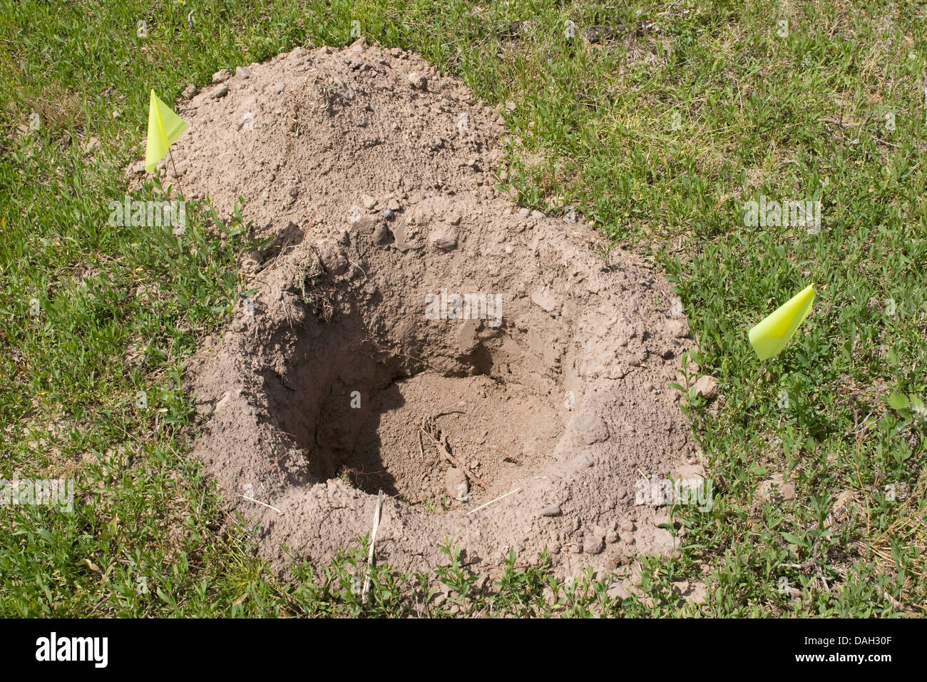 Ein Loch in den Boden gekennzeichnet, bei Kurtz Obstgärten, Niagara on the Lake, Ontario, Kanada. Stockfoto