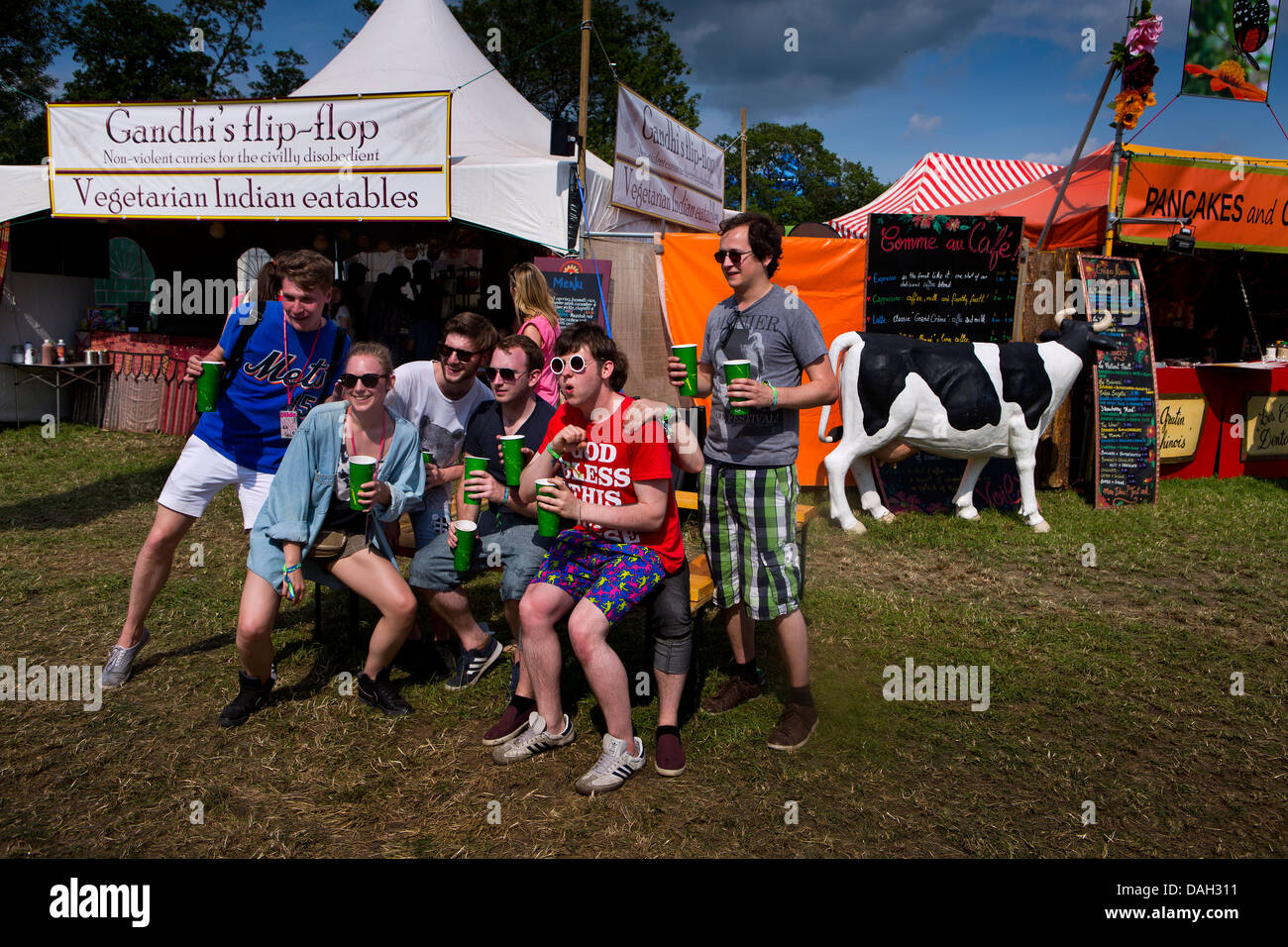 Haben Sie eine Gruppe Umarmung & Bild im Food-Bereich in das Glastonbury Festival 2013. Stockfoto