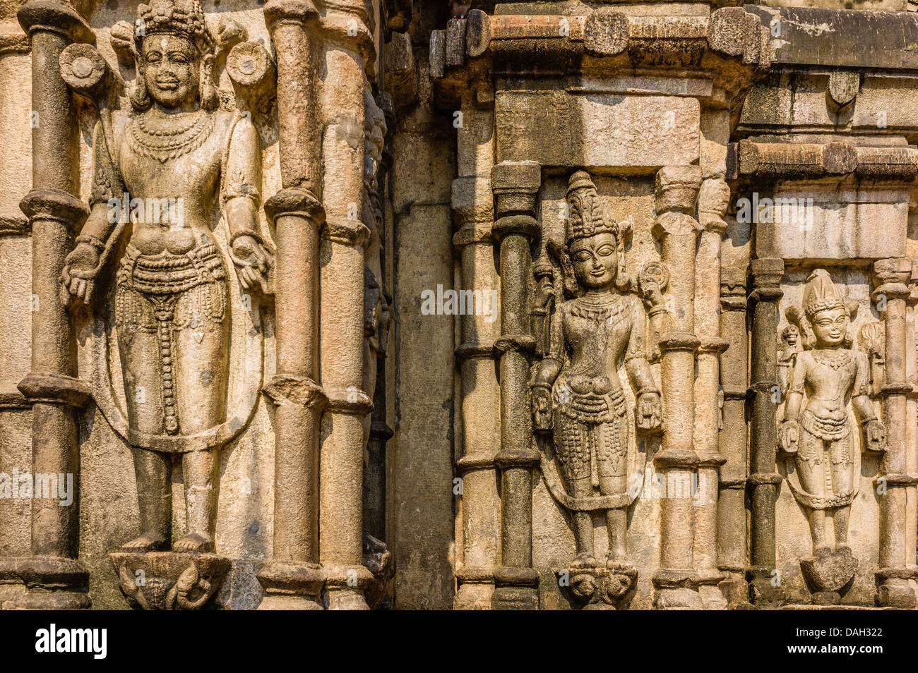 Antike Steinskulpturen der Hindu-Götter und religiöse Figuren am Kamakhya Tempel, Guwahati, Assam, Indien. Stockfoto