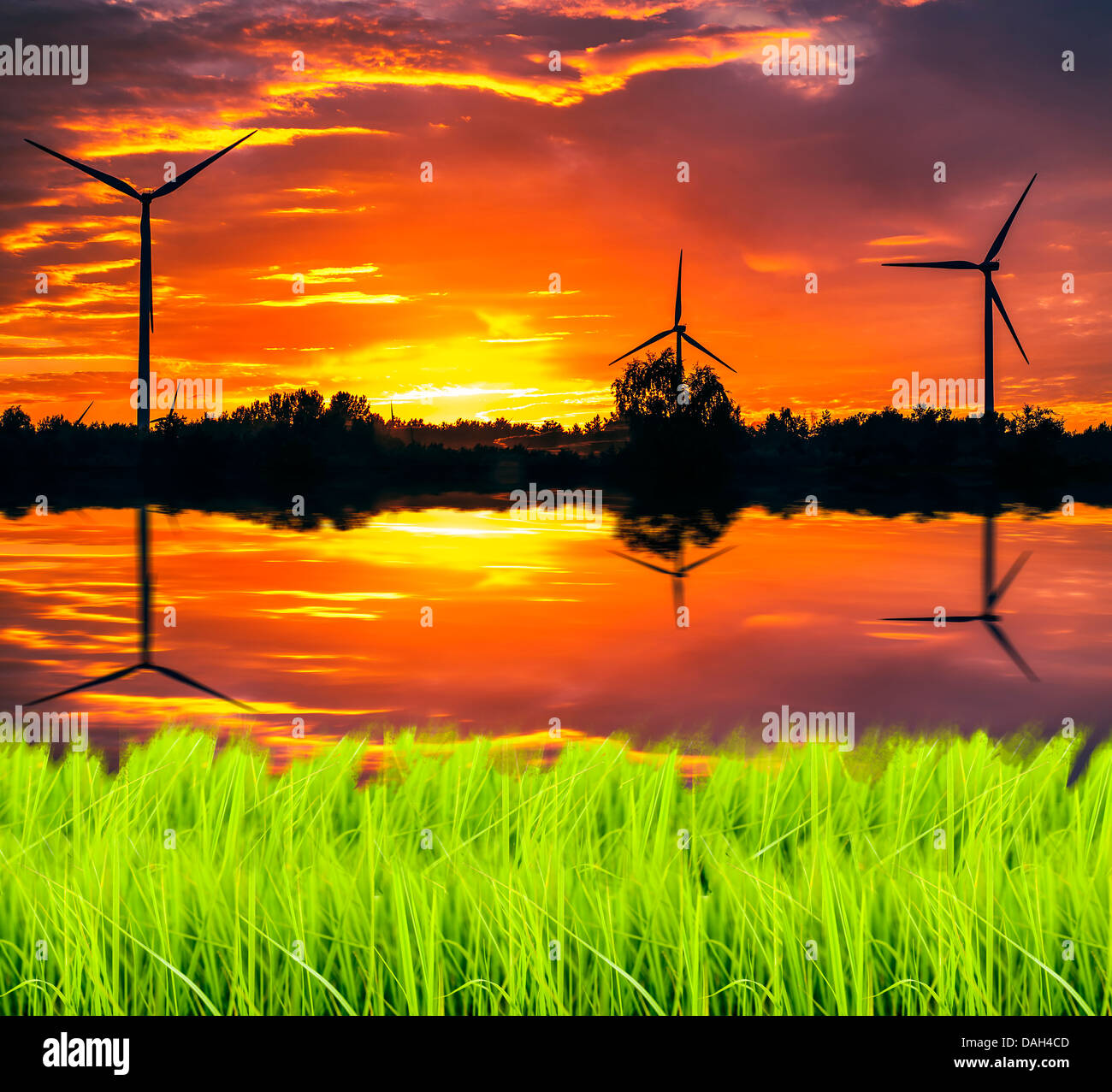 Eine Silhouette von Windkraftanlagen auf einen traumhaften Sonnenuntergang Stockfoto