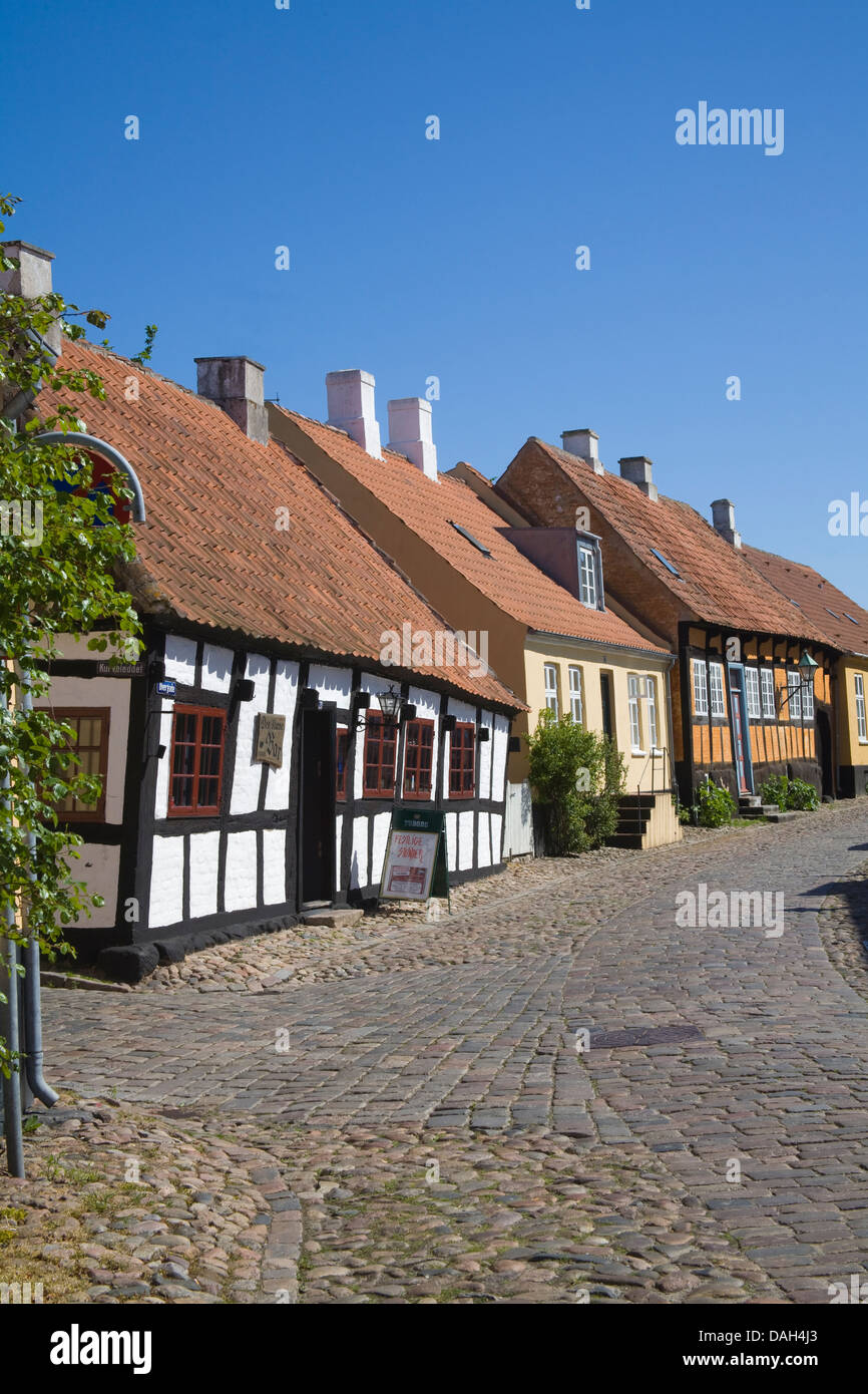 Ebeltoft Dänemark EU Blick hinunter mit den Overgade Skaeve Bar in einem der alten Gebäude der Stadt Denmarks untergebracht beste gehaltene Alter Markt und Hafen Stockfoto