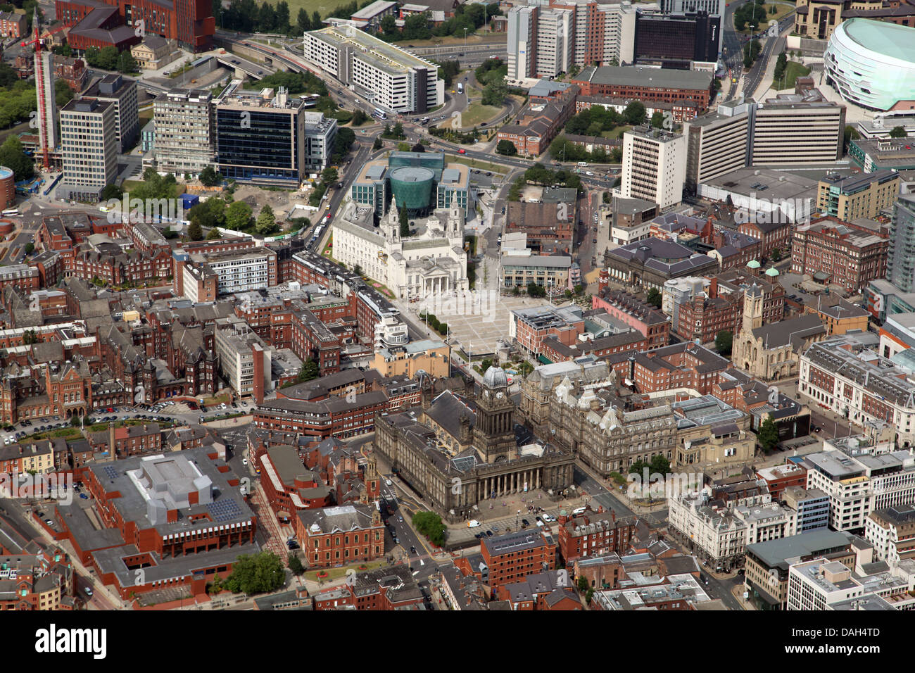 Luftaufnahme von Leeds City Center Blick nach Norden über die Headrow in Richtung Rathaus und bürgerlichen Viertel Stockfoto