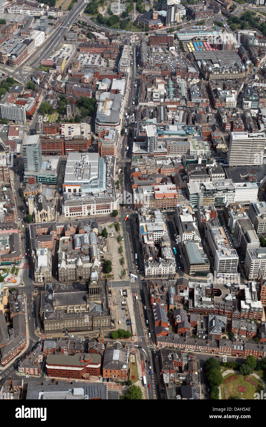 Luftaufnahme von Leeds City Centre Nachschlagen der Headrow und Eastgate in Richtung St Peters Square, Quarry Hill Stockfoto