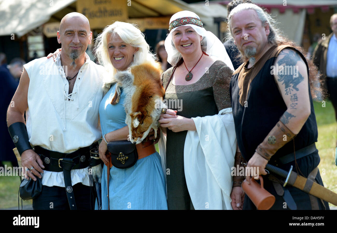 Bueckeburg, Deutschland. 13. Juli 2013. Teilnehmer in historischen Kostümen stellen auf dem mittelalterlichen Fantasy-Festival ("Mittelalterliches Phantasie Spectaculum") in Bueckeburg, Deutschland, 13. Juli 2013. Das Festival hat seit nunmehr 20 Jahren statt. Foto: PETER STEFFEN/Dpa/Alamy Live News Stockfoto