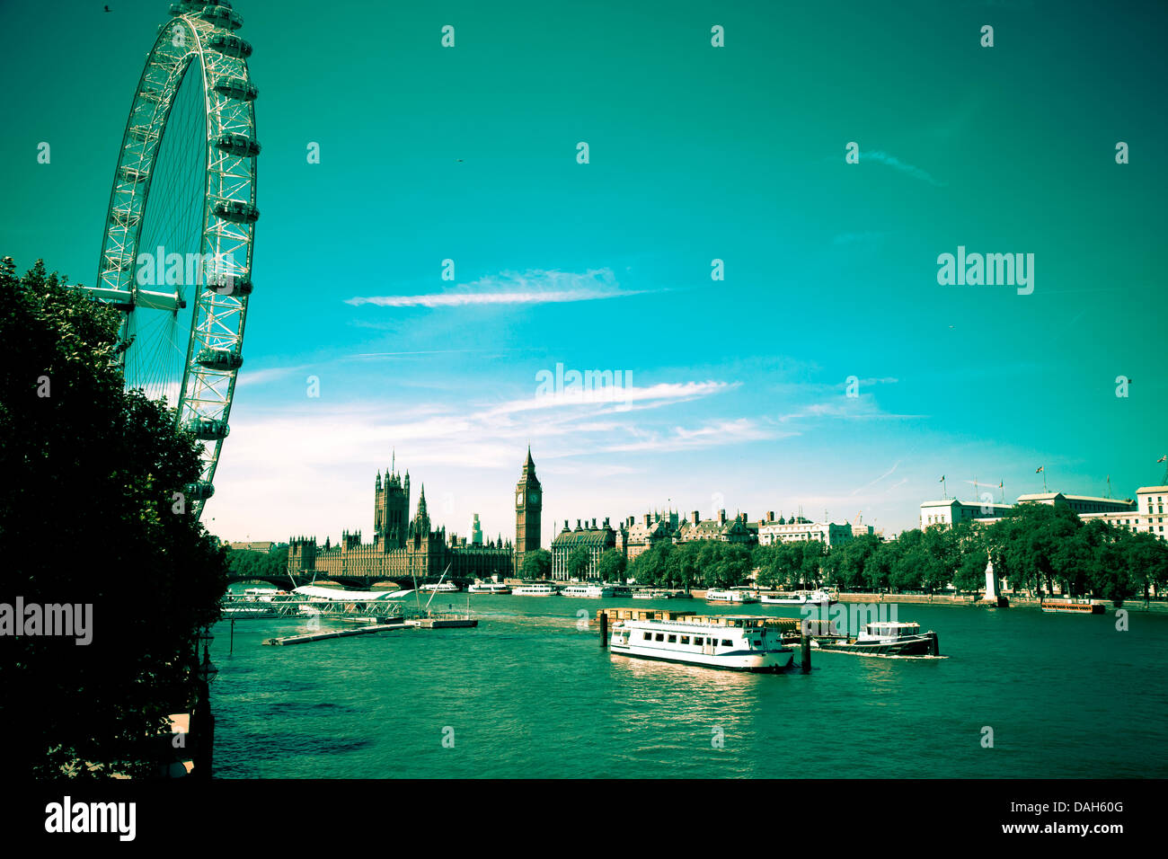 Die Themse in London mit London Eye am Südufer. Stockfoto