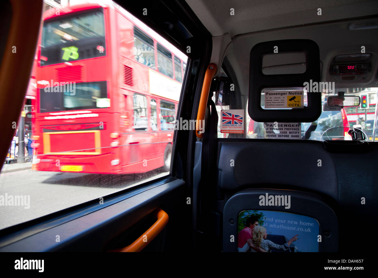 Ansicht von innen taxi Blick auf London red Bus in Richtung durch. Stockfoto