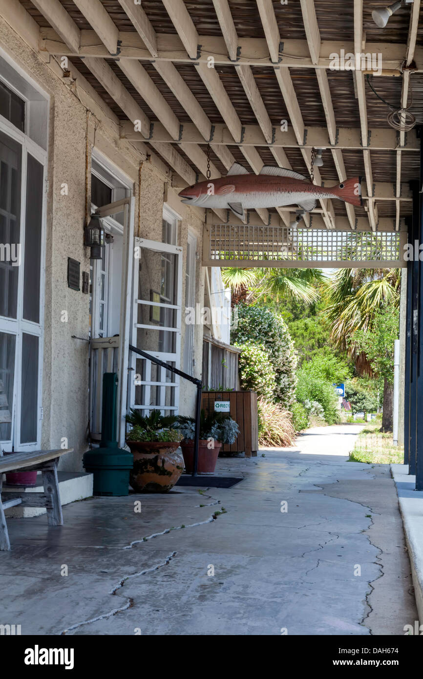 Gebäude-Eintrag und rissige überdachter Bürgersteig vor historischen Insel-Hotel und Restaurant in Cedar Key, Florida. Stockfoto