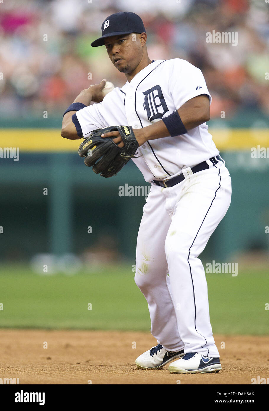 10. Juli 2013 - Detroit, Michigan, Vereinigte Staaten von Amerika - 10. Juli 2013: Detroit Tigers Infielder Ramon Santiago (39) wirft den Ball zum ersten Base während MLB Spielaktion zwischen den Chicago White Sox und die Detroit Tigers im Comerica Park in Detroit, Michigan. Die Tiger besiegte die White Sox 8-5. Stockfoto