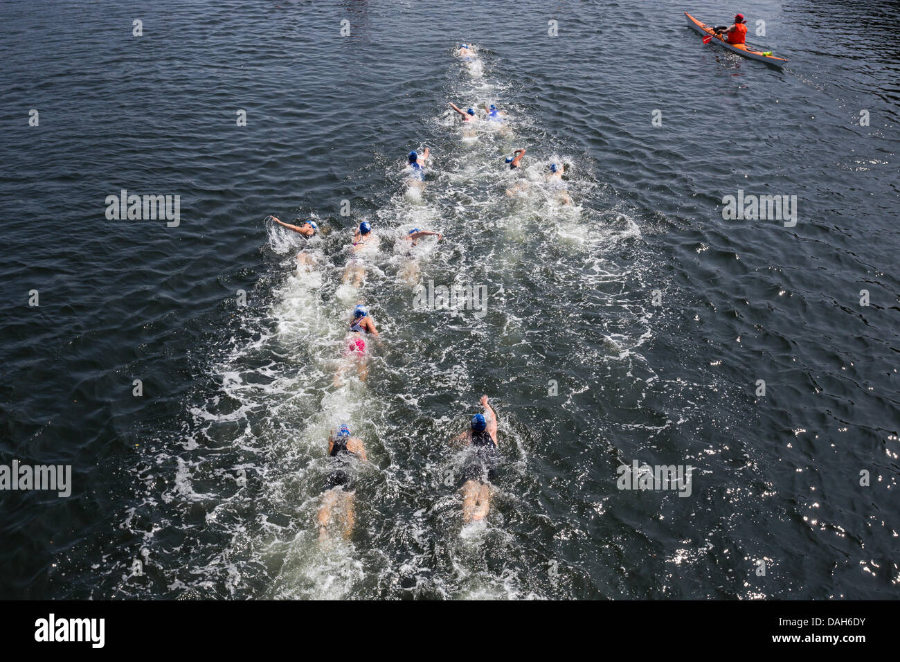 Liverpool, Vereinigtes Königreich. 13. Juli 2013. Sportler nehmen Teil in einem Swimming-Abschnitt eines Ereignisses bei den britischen Meisterschaften Triathlon in Liverpool, Großbritannien am 13. Juli 2013. Triathleten aus der ganzen Welt nahmen Teil. Bildnachweis: Christopher Middleton/Alamy Live-Nachrichten Stockfoto