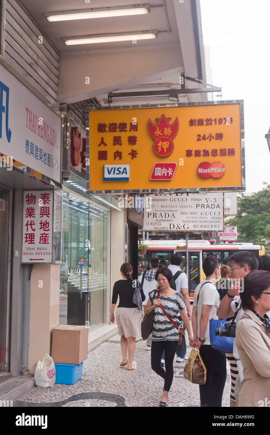 Plakat auf Straße in der Stadt Macao Stockfoto