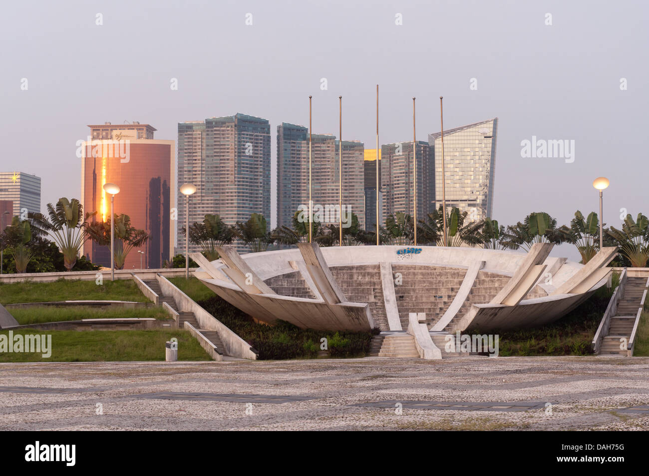 Macau Stadtbild mit berühmten Casino Wolkenkratzer unter blauem Himmel. Stockfoto