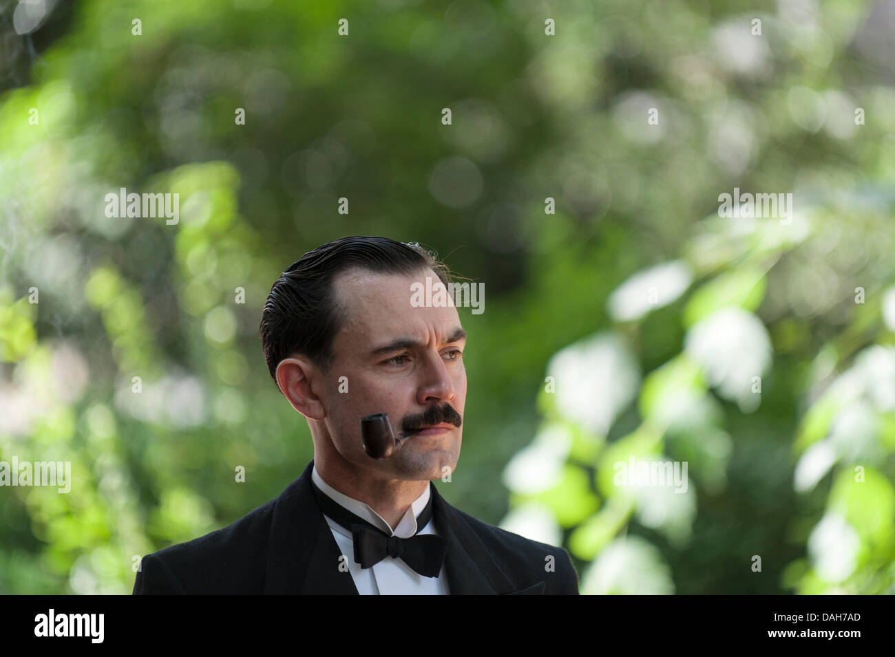 London, UK. 13. Juli 2013.  Pfeife rauchen Gentleman wartet auf den Start der Olympiade 2013 Chaps in Bedford Square Gardens.  Alamy Live-Nachrichten.  Fotograf: Gordon Scammell. / Alamy Live News Stockfoto