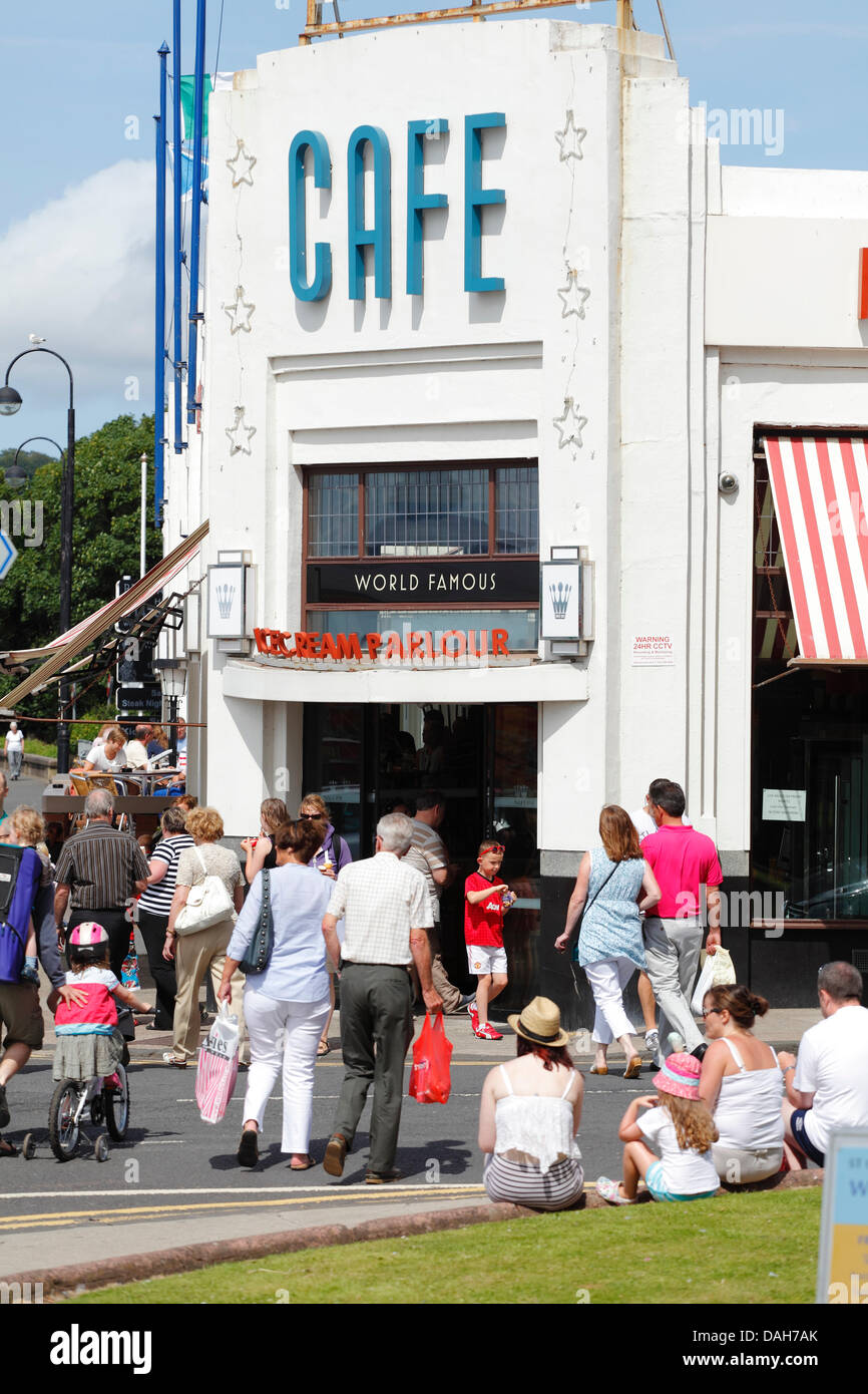 Largs, North Ayrshire, Schottland, Großbritannien, Samstag, 13. Juli 2013. Leute, die in der Sommersonne zum Nardinis Cafe und Eisdiele gehen Stockfoto