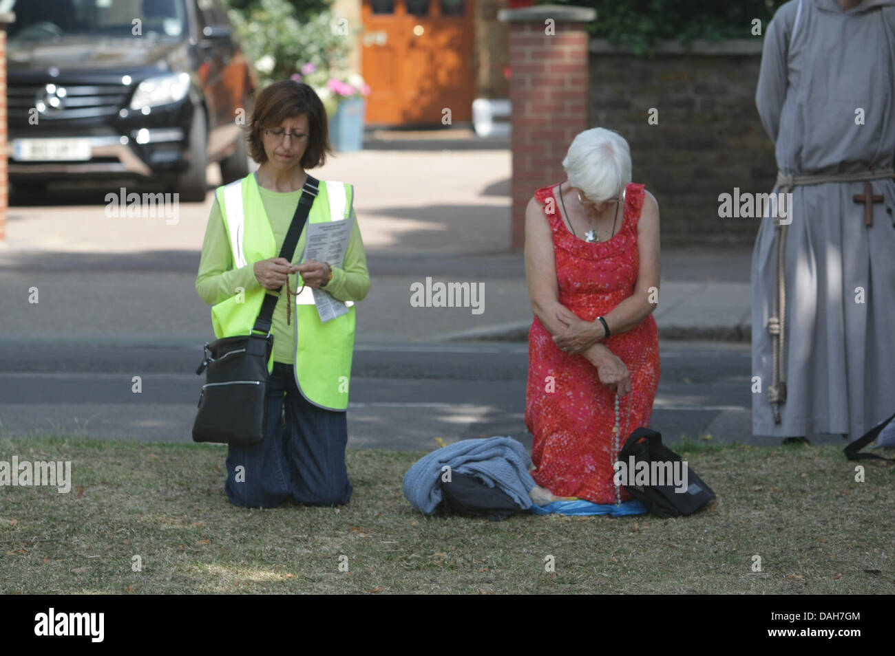 London, UK. 13. Juli 2013. Katholischen anti-Abtreiber beten und Flugblättern an Marie Stopes Klinik in, Ealing, London, UK. 13. Juli 2013. Bildnachweis: Martyn Wheatley/Alamy Live News Stockfoto