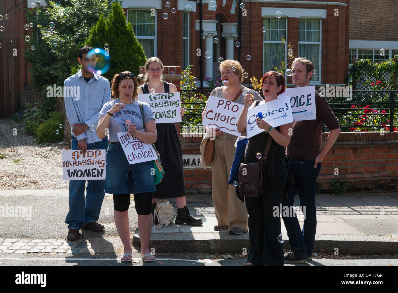 London, UK. 13. Juli 2013. Pro-Wahl gegen Demonstranten halten Plakate zu religiösen anti-Abtreiber in Ealing Abbey, Ealing, London, UK. 13. Juli 2013 Credit: Martyn Wheatley/Alamy Live News Stockfoto