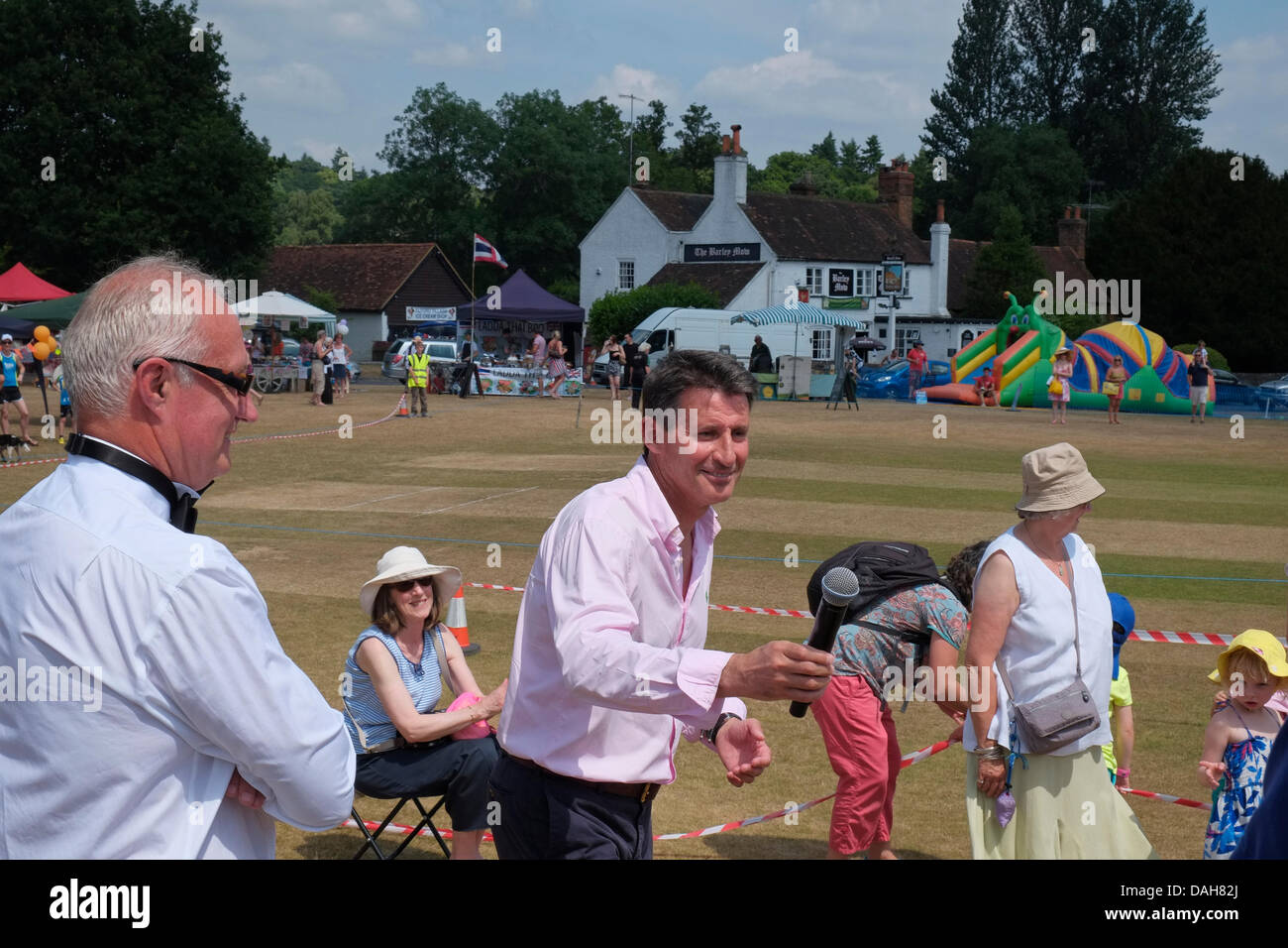 Tilford, Surrey, UK. 13. Juli 2013. Sebastion Coe (oft bezeichnet als Seb Coe oder Lord Coe) öffnet das Dorffest am Tilford, Surrey, UK, am Samstag, 13. Juli 2013. Bildnachweis: John Cairns/Alamy Live-Nachrichten Stockfoto