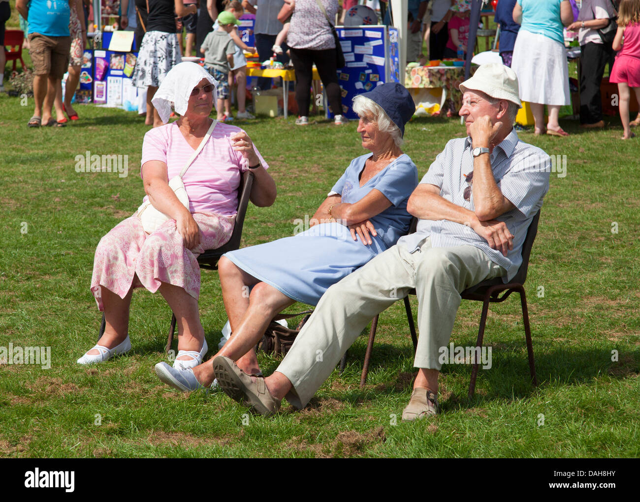 Crich, Derbyshire, Großbritannien 13. Juli 2013. Besucher auf der Crich Village Fete tragen Sonnenhüte als die UK-Hitzen in der Hitzewelle. Bildnachweis: Mark Richardson/Alamy Live-Nachrichten Stockfoto