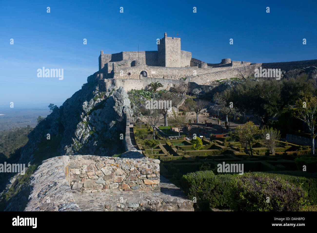 Marvao Burg Castelo de Marvao mit angelegten Gärten im Vordergrund und Blick über Tal und die Berge unter Alentejo Portugal Stockfoto