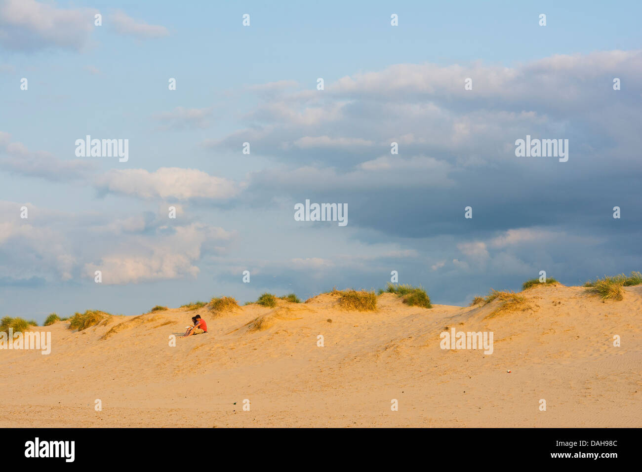 Paar, sitzen auf den Sanddünen am Brunnen neben das Meer, Norfolk Stockfoto