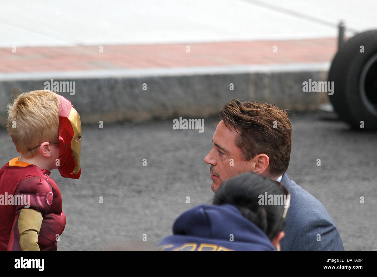 Dedham, Massachusetts. Robert Downey Jr. im Gespräch mit einem jungen in einem Kostüm "Iron Man" am Set von "The Judge" in Dedham, Massachusetts, auf Kredit-12. Juli 2013: Susan Pease/Alamy Live News Stockfoto