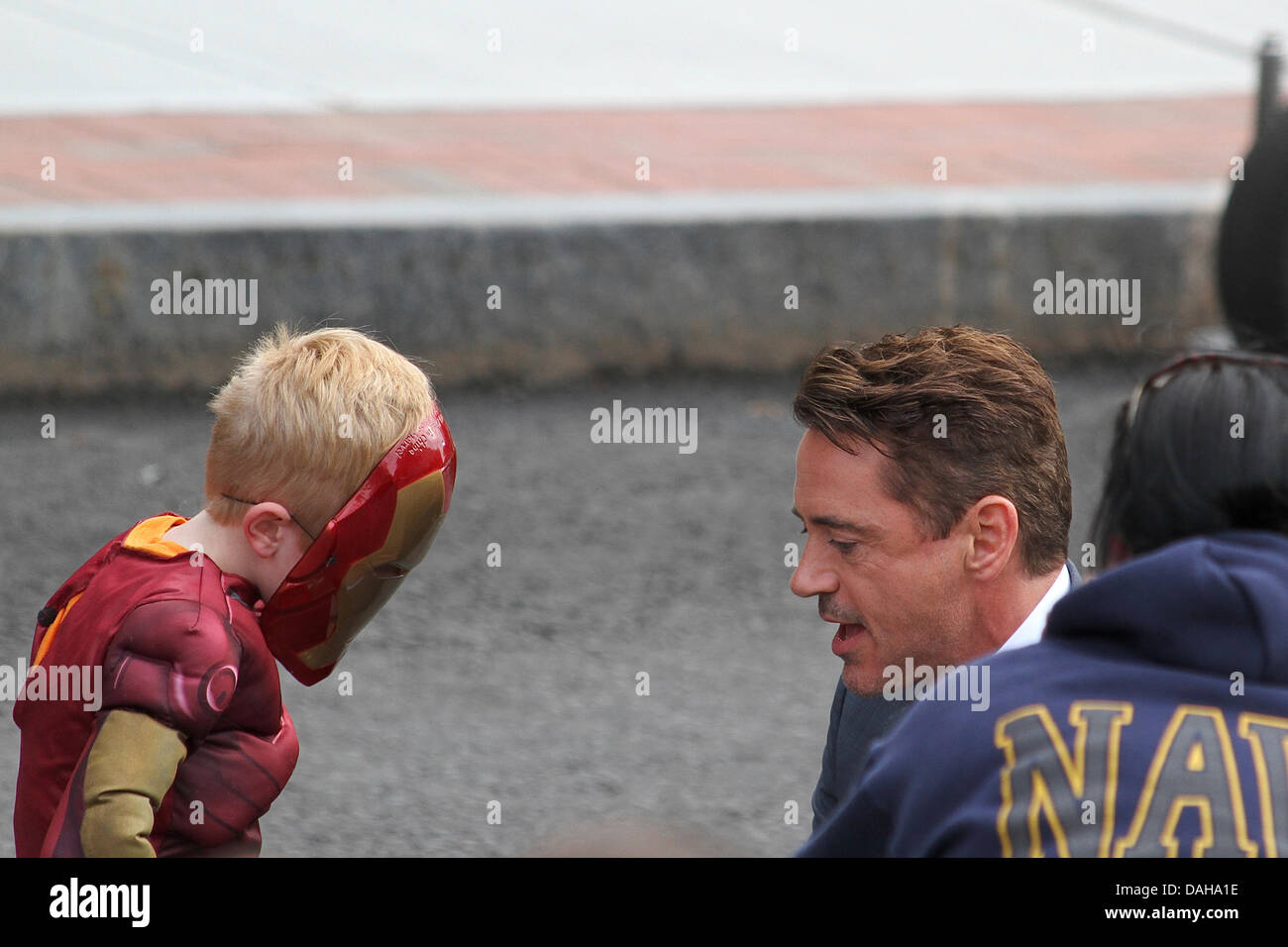 Dedham, Massachusetts. Robert Downey Jr. im Gespräch mit einem jungen in einem "Iron Man" Maske und Kostüm am Set von "The Judge" in Dedham, Massachusetts, auf Kredit-12. Juli 2013: Susan Pease/Alamy Live News Stockfoto