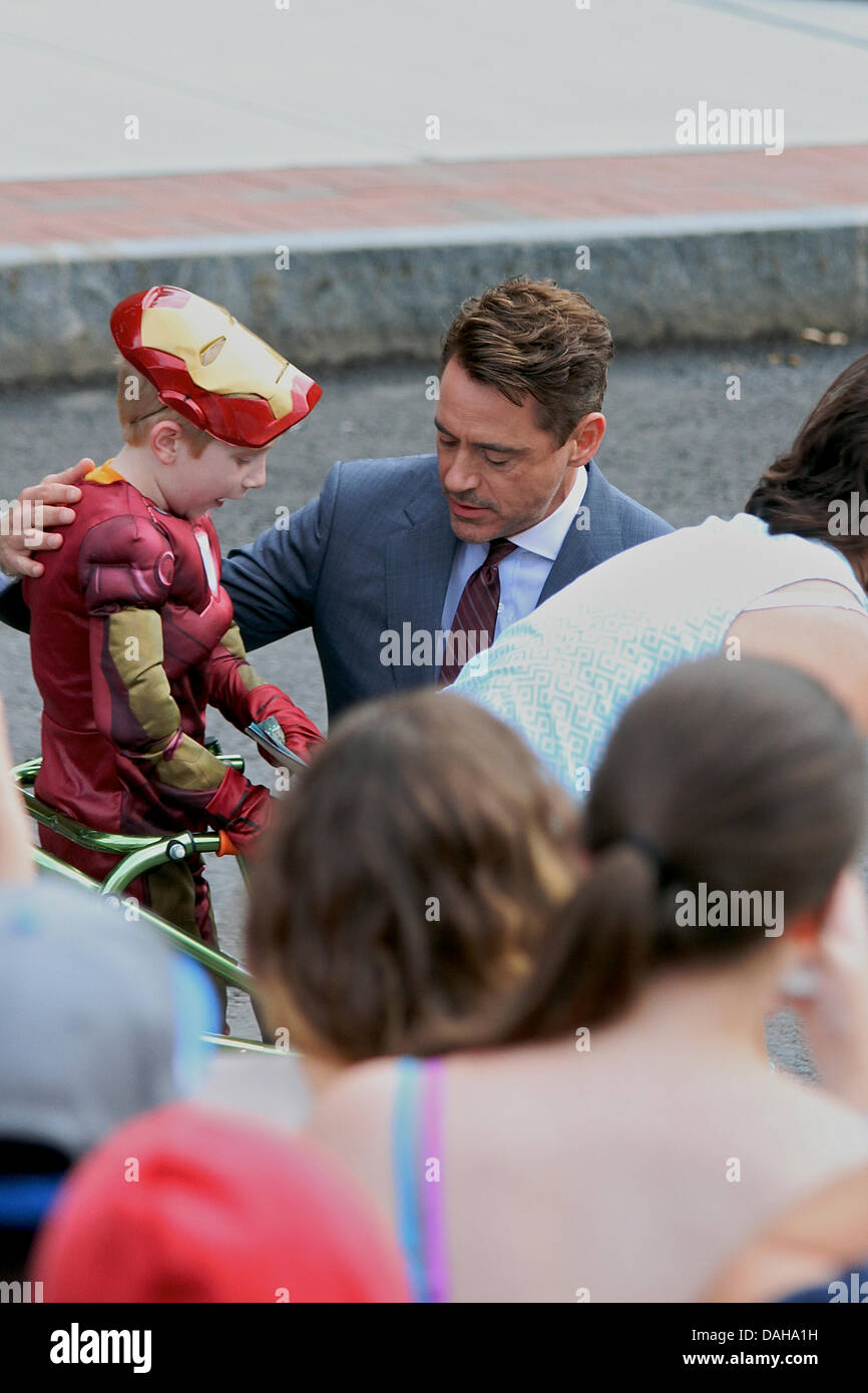 Dedham, Massachusetts. Robert Downey Jr. spricht einen jungen mit einer Gehhilfe und gekleidet in ein Kostüm für "Iron Man" am Set von "The Judge" in Dedham, Massachusetts, auf Kredit-12. Juli 2013: Susan Pease/Alamy Live News Stockfoto