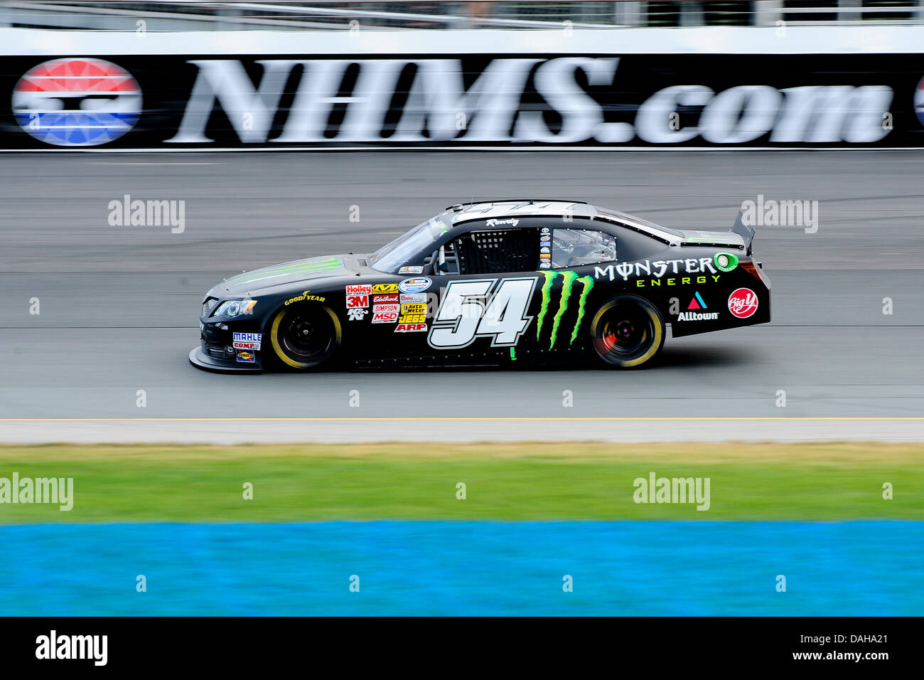 13. Juli 2013 - Loudon, NH, USA - 13. Juli 2013 - Loudon, New Hampshire USA - Nationwide Series Treiber Kyle Busch (54) fahren in der NASCAR Nationwide Series CNBC Prime '' The Profit'' 200 Rennen auf dem New Hampshire Motor Speedway in Loudon, New Hampshire. Bush gewann das Rennen, nachdem eine Spannung gefüllt endet, die sah drei Versuche, eine grün-weiß karierte Flagge, eine Schlacht mit Brian Vickers zu beenden, der Rückstand von.466 Sekunden war. Eric Canha/CSM Stockfoto