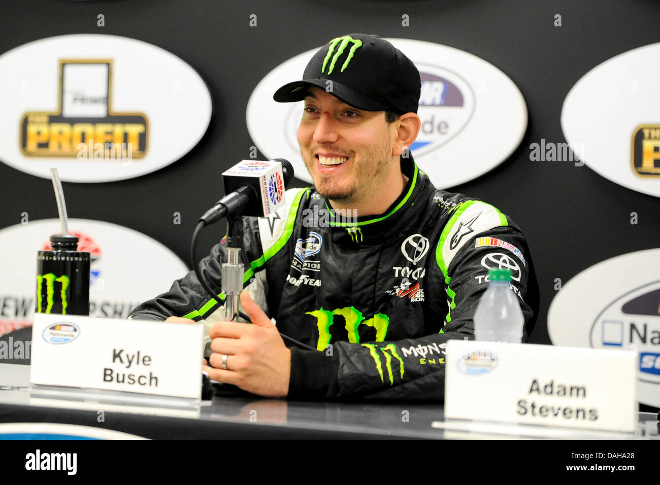 13. Juli 2013 - Loudon, NH, USA - 13. Juli 2013 Fragen - Loudon, New Hampshire USA - Nationwide Series Treiber antwortet Kyle Busch bei der Post-Race-Pressekonferenz nach der NASCAR Nationwide Series CNBC Primes '' The Profit'' 200 Rennen auf dem New Hampshire Motor Speedway in Loudon, New Hampshire. Bush gewann das Rennen, nachdem eine Spannung gefüllt endet, die sah drei Versuche, eine grün-weiß karierte Flagge, eine Schlacht mit Brian Vickers zu beenden, der Rückstand von.466 Sekunden war. Eric Canha/CSM Stockfoto