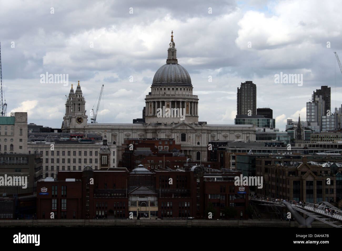 St. Pauls Cathedral gesehen von der Mitglieder-Lounge in der Tate Modern Stockfoto St. Pauls Cathedral gesehen von der Mitglieder-Lounge in der Tate Modern Stockfoto